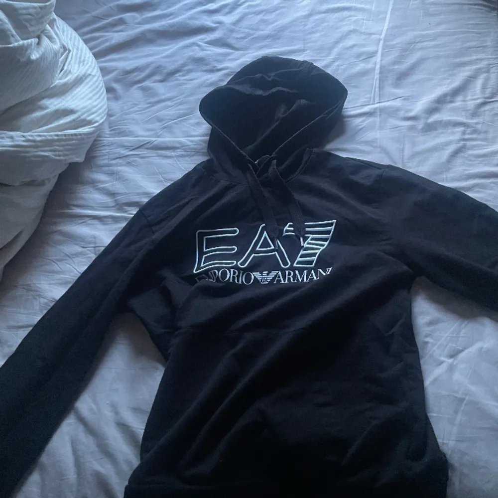 Riktigt snygg ea7 hoodie, använder den inte längre säljer därför denna använd ett par gånger men väldigt bra skick 9-10, nypris 1300 men pris kan diskuteras.. Hoodies.