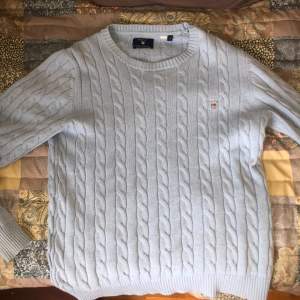 Stickad Gant tröja i Premium cotton, säljer billigt pågrund av att den inte kommer till användning men skulle säga att den är 8-9/10 i skick, äkta såklart.