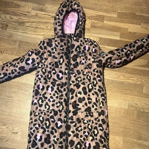 Dunjacka från svea - Jättefin helt oanvänd dunjacka. Coolt mönster med fina färger. Nypris 1400kr. Storlek är 160 men passar Xs och möjligtvis S