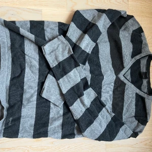 Randig kofta  - Denna randiga koftan / tröjan