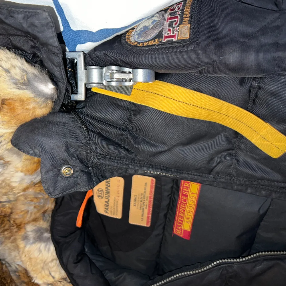 Parajumpers vinterjacka lång OBS ! jackan kommer kemtvättas och lämnas med kvitto samt etiketter vid köp . Takit.