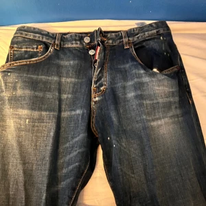 Säljer dsquared 2 - Jag har använt byxorna 3 gånger och inte tyckt om de och de tar bara plats så jag vill få bort de. Org pris 2400