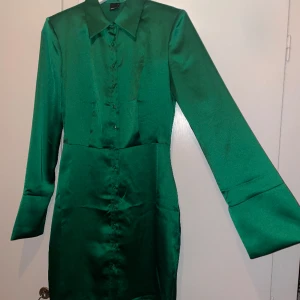 Skjortklänning - figursydd - NYSKICK - Från Gina Tricot - Nyskick (använd en gång)   Skulle säga att den är perfekt i storleken och sitter snyggt i midjan. Har axelvaddar som enkelt går att ta bort men som ger en snygg look.   499kr nypris