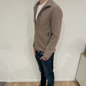 Fleece jacka - Tja! Säljer en fleece jacka från John Henric! Modellen är 185 | Storlek S | Nypris 1299 | Hör gärna av er för fler bilder eller vid funderingar!🤝🏻👔
