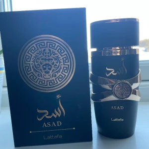 Lattafa Asad - En riktigt skön parfym från lattafa  Använt 3-4 spray max av den så ”hela ” är kvar