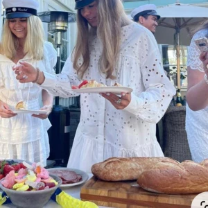 Studentklänning  - Säljer denna så fina studentklänningen! Från en gammal zara kollektion. Första bilden är lånad. Precis som ny!