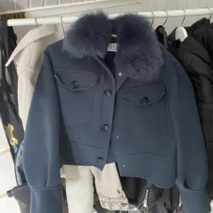 hejj🩷❤️‍🔥 söker nu denna jacka från FUR Stockholm, Melanie jacket i blå helst storlek s❤️‍🔥 Skriv om ni vill sälja den till rimligt pris
