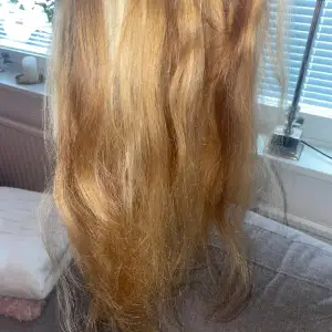 Köpte detta äkta löshår på fairwithhair. Använt 2 gånger och är i 50 cm. Köpt för runt 4500 och det är 2 paket. Det är en hårträns, man syr alltså in det i håret. 