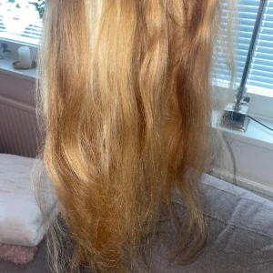 Äkta löshår - Köpte detta äkta löshår på fairwithhair. Använt 2 gånger och är i 50 cm. Köpt för runt 4500 och det är 2 paket. Det är en hårträns, man syr alltså in det i håret. 