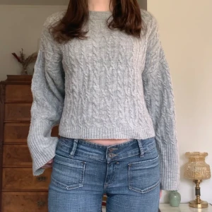 Grå stickad - Oversized mönstrad stickad tröja med vida ärmar, originellt från Gina! 💘