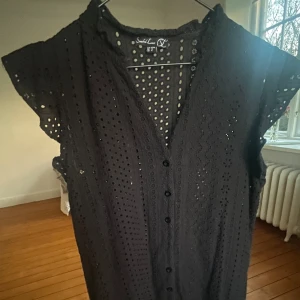 Svart topp - fin svart topp i strl M men passar S/XS🫶🫶