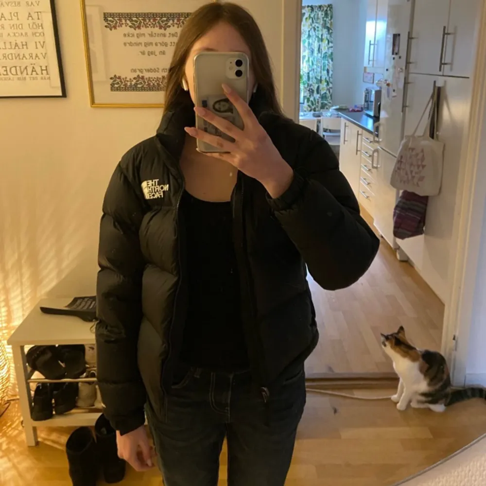 The north face jacka i fint skick! Använd en vinter men ser nästintill oanvänd ut🌸 Perfekt till nästa vinter, säljer därav att jag har skaffat en ny så denna kommer ej till användning:) bara att fråga så skickar jag fler bilder!. Jackor.