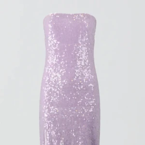 Paljettklänning  - Lila paljettklänning ifrån Gina tricot. Aldrig använt och den har prislappen kvar! Köpt för 499kr. Skriv om ni vill ha fler bilder! 