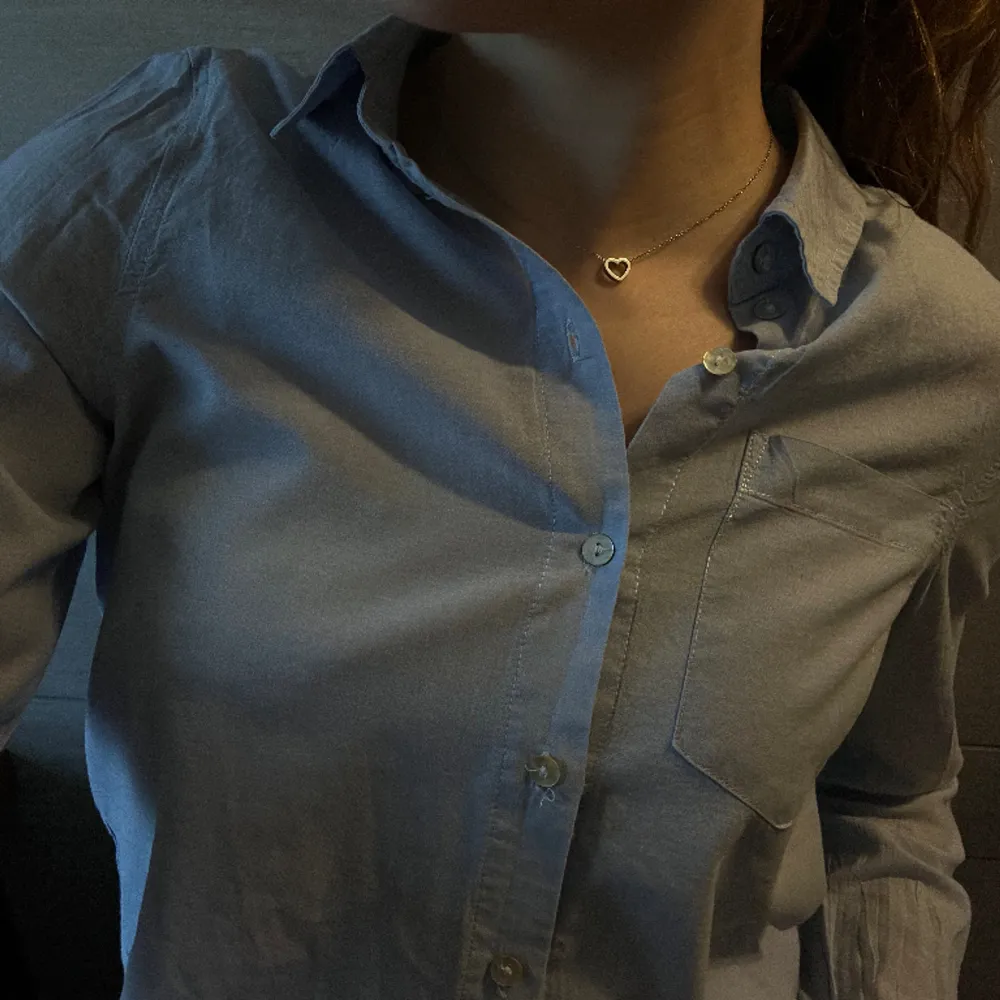 Superhärlig ljusblå somrig skjorta 🌸 Köpt på Vero Moda och är i fint skick. Storlek xs 💙. Skjortor.