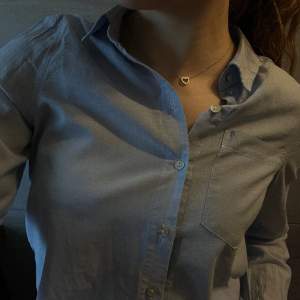 Superhärlig ljusblå somrig skjorta 🌸 Köpt på Vero Moda och är i fint skick. Storlek xs 💙