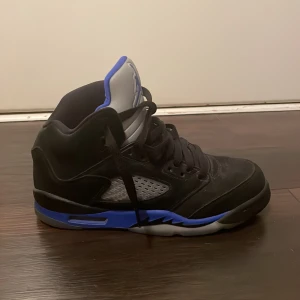 Jordan 5 - Ett par Jordan 5 racer blue. De är använda fåtal gånger, inga defekter och skicket är 9/10. Säljer pga att de är för små för mig. 