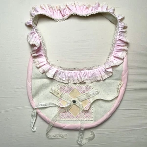 Axelväska/handväska - Väska som jag sytt av återanvända material. Rymlig med extra ficka på utsidan & insidan + innerfoder + knappar för att stänga. Mått 50x30x10 cm & axelband ca 94 cm. Skickar gärna fler bilder vid intresse! Pris kan diskuteras.
