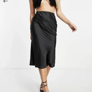 Satinkjol - Satinkjol köpt här på plick men passade inte mig tyvärr! Från asås, prislappen är kvar :)