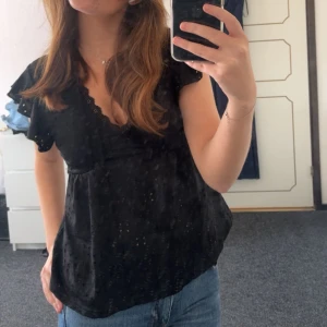Svart topp! - En jättegullig svart topp perfekt till fest!❤️‍🔥 tryck gärna på köp nu så postar jag inom en dag! Köpt här på plick