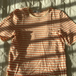 Topp - Så fin randig, orange topp från zara! Storlek S. Inga defekter