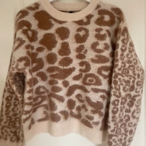 Leopard tröja - Står inte storlek men skulle säga att den sitter som Xs! Fint skick, skriv för fler frågor☺️