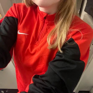 Nike tröja - Röd Nike tröja med dragkedja 