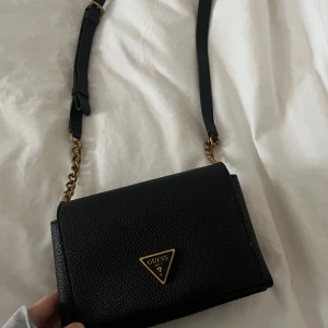 Guess väska - Nästintill oanvänd väska från guess 💕