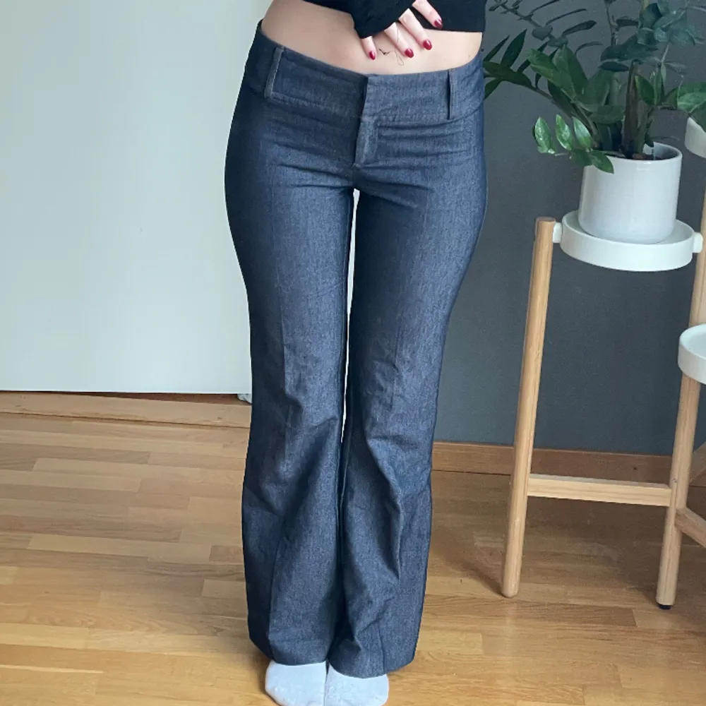 Lågmidjade marinblå kostymbyxor i storlek 34, vintage från HENNES ⭐️😇 Helt perfekta, lite jeans liknande i färgen. Jag är 165 och sitter perfekt i längden . Jeans & Byxor.