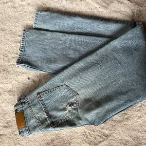 Snygga jeans ifrån Gina tricot 90s modellen 