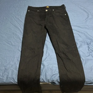 Svarta lee jeans - Knappt använda eftersom jag inte gillade hur de såg ut på mig, men kan tänka mig att ifall man ha kläderna till de så kan man styla de väldigt sjyst.