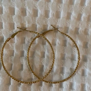 Superfina loop örhängen i guld  - Aldrig änvända😊Inte riktigt guld!