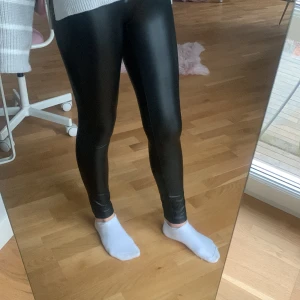 Skinbyxor - Svarta skinbyxor! Jättesnygga och väääldigt sköna skinnbyxor!! Så snygga till en stickad tröja. Jättebekväma och stretchiga! Storlek 146/152 men passar mig som har XS-S eller 158/164!  !Pris kan diskuteras!
