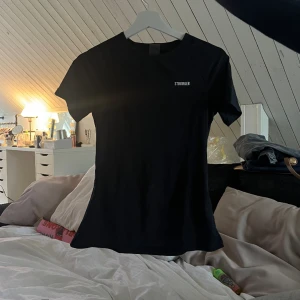 Träningströja  - Jätte fin träningströja från stronger, nästan oanvänd. Köpt för 600 kr, säljer pga att den inte passar mig längre🫶🏻(pris är förhandligsbart)
