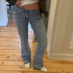 För mami Levis jeans jättefint skick💯🥰 jag är 168cm lång (storleken är som ett par S)  