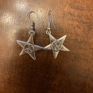 örhängen  - söta stjärnor med peacemärken på :)