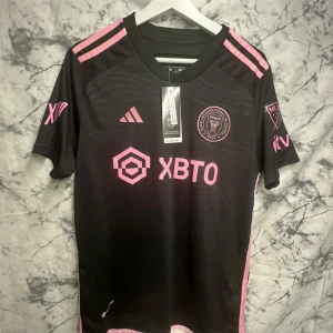 Inter Miami Bortatröja 2023 MESSI 10 - Messi är utan tvekan världens bästa spelare, varför inte ha honom på ryggen?🐐😮‍💨   (Den är använd Max 2-3 gånger, jag satte tillbaka taggen till kunden för att den fortfarande helt ny)