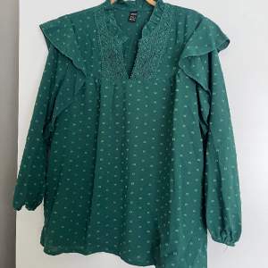 Grön blus i storlek 38❣️ köpt secondhand och är i superfint skick! Inte några tecken på användning 💐