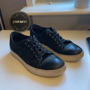 Feta Lanvins  - Ett par feta svarta Lanvins i storlek 7 som motsvarar 41/42 men dom är större så storleken är mer mot 43 | skorna är i hyfsat bra skick, de kan behöva en tvätt, skicket är ca 8/10 | nypris 4300 | priset kan definitivt diskuteras, kom med frågor! |