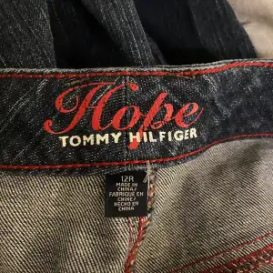 Säljer mina mörkblåa Tommy Hilfiger jeans då de inte är min stil längre, Skulle säga att de är storlek M, priset är diskuterbart😊