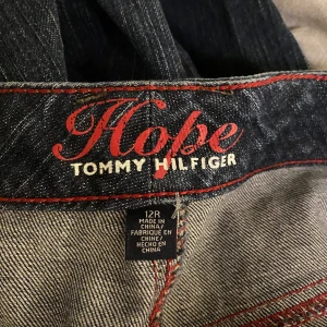 Tommy Hilfiger  - Säljer mina mörkblåa Tommy Hilfiger jeans då de inte är min stil längre, Skulle säga att de är storlek M, priset är diskuterbart😊
