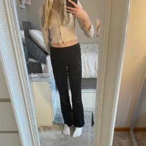 Beige kofta - Jag säljer en beige kofta, i storlek 134/140 från Gina. Inte använd så ofta, bra skick och hittade inga fläckar. Du står för frakt!! Det går att buda!!