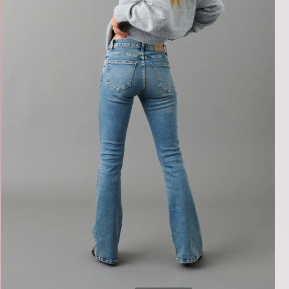 Använda 1 gång💕 Säljer ett par low waist bootcut jeans från Gina tricot då de är lite för korta för mig🌟Nypris 500kr mitt pris 350💓. Jeans & Byxor.