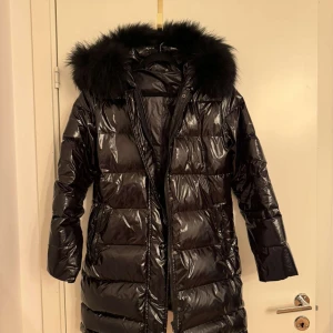 Jacka - Glansig jacka från Feminina of Sweden. Nypris 3800kr.
