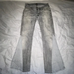 Lee jeans - Lågmidjade jeans från Lee, från början medelhöga och raka men omsydda till bootcut. Gråa i färgen, storlek skulle jag säga ca S💕