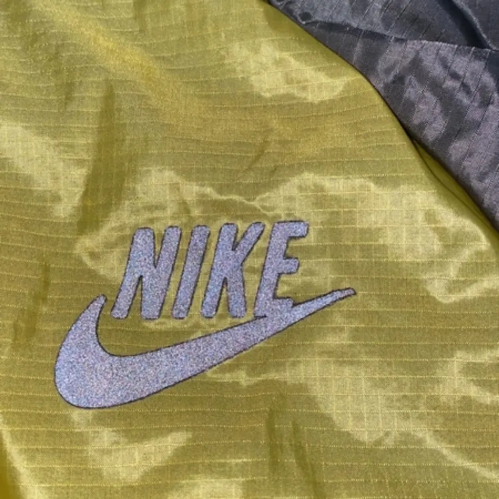 Vindjacka Nike passar en S. Jackor.