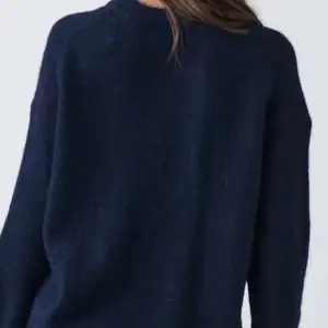 Söker en marinblå stickad tröja från Gina eller en marinblå i allmänhet i storlek xs, skriv om ni säljer!