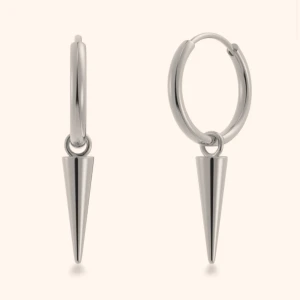 Edbald örhängen - Säljer dessa ”Peak Hoops Steel” från Edblad då de tyvärr inte kommer till någon användning. Nypris 399kr 💕