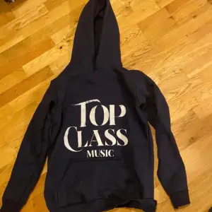 Fet Top Class Music hoodie. Använd 1 gång, jag insåg att det inte är min stil. Färgen är mörkblå och passar snyggt med ett par blåa jeans 💯 