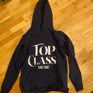 TOP CLASS MUSIC - Fet Top Class Music hoodie. Använd 1 gång, jag insåg att det inte är min stil. Färgen är mörkblå och passar snyggt med ett par blåa jeans 💯 