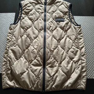  Väst  -  En Barbour väst Riktigt riktigt snygg inte använt många gånger